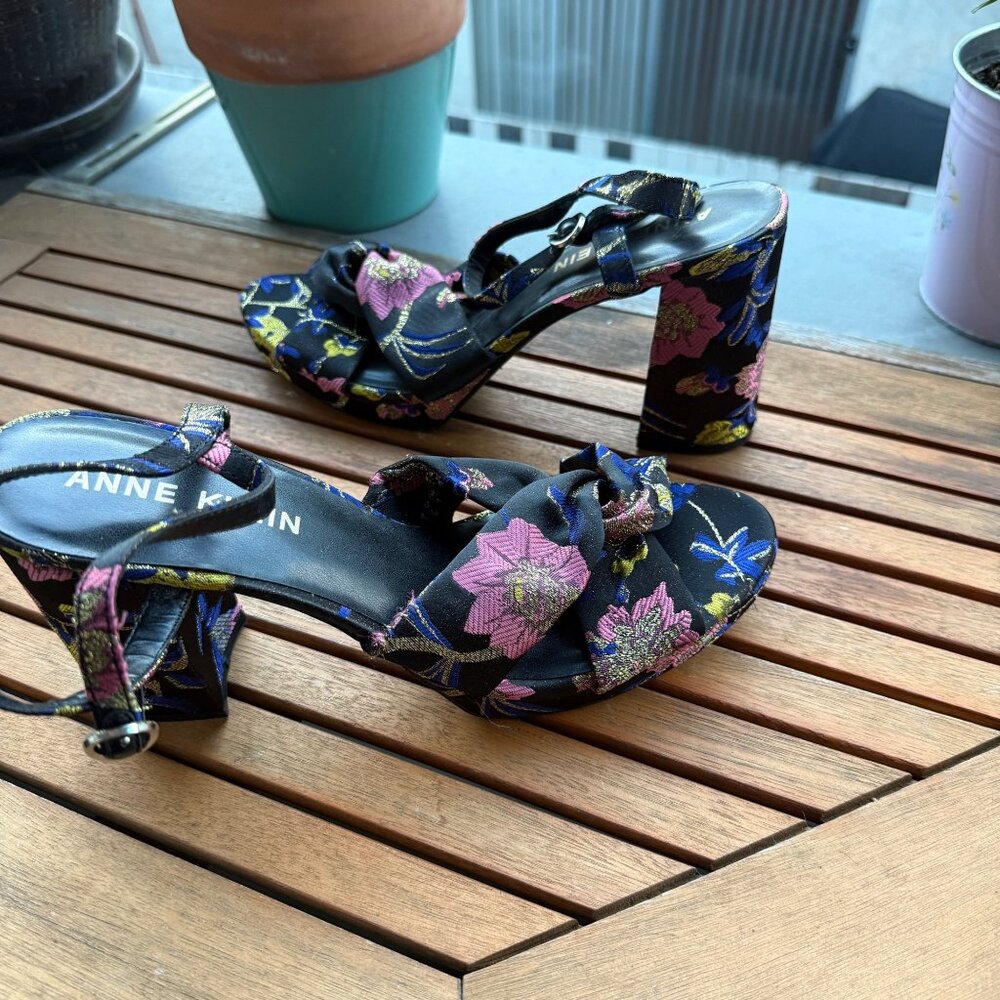 Anne Klein Womens Floral Embroidered Block Heel Sandals Size 9.5